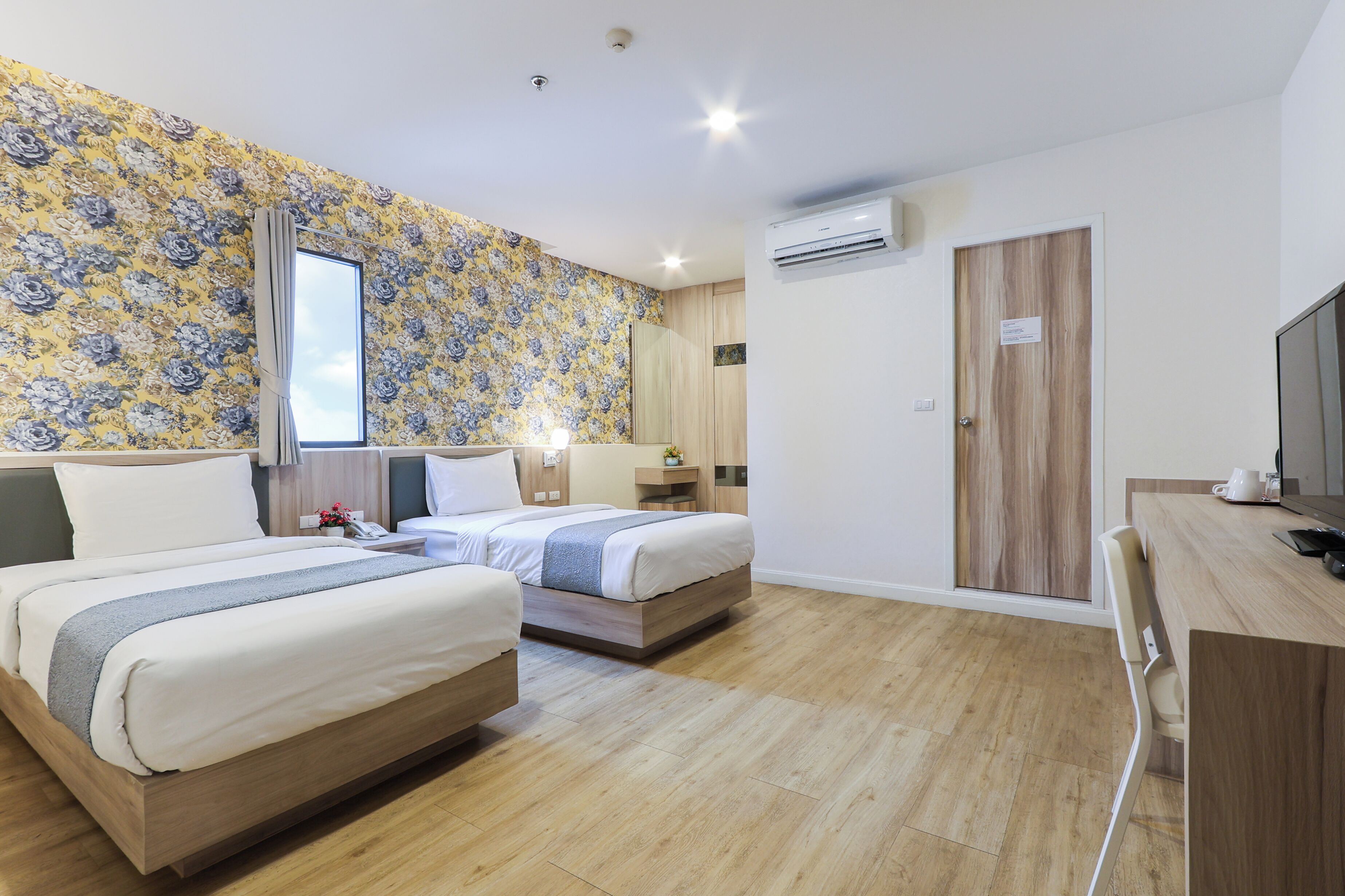 deluxe twin room | in-room safe, free wifi, bed sheets