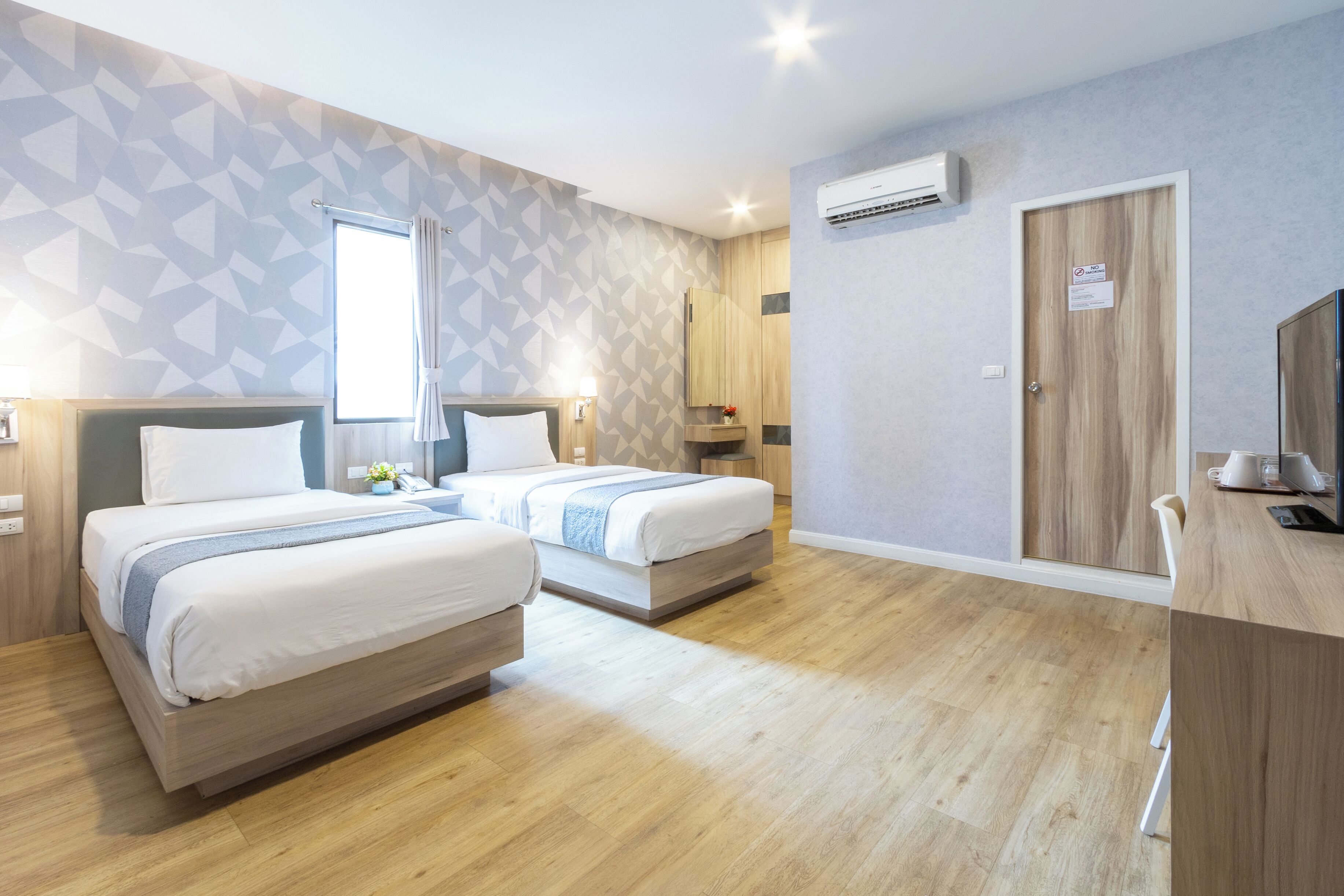deluxe twin room | in-room safe, free wifi, bed sheets