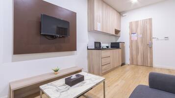 1 Bedroom, No Windows | Ruang keluarga | Smart TV 32-inci dengan saluran TV satelit dan TV