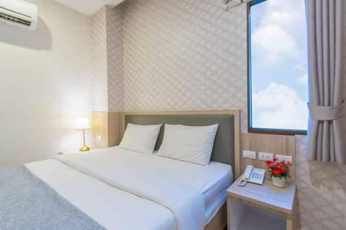 In-room safe, free WiFi, bed sheets