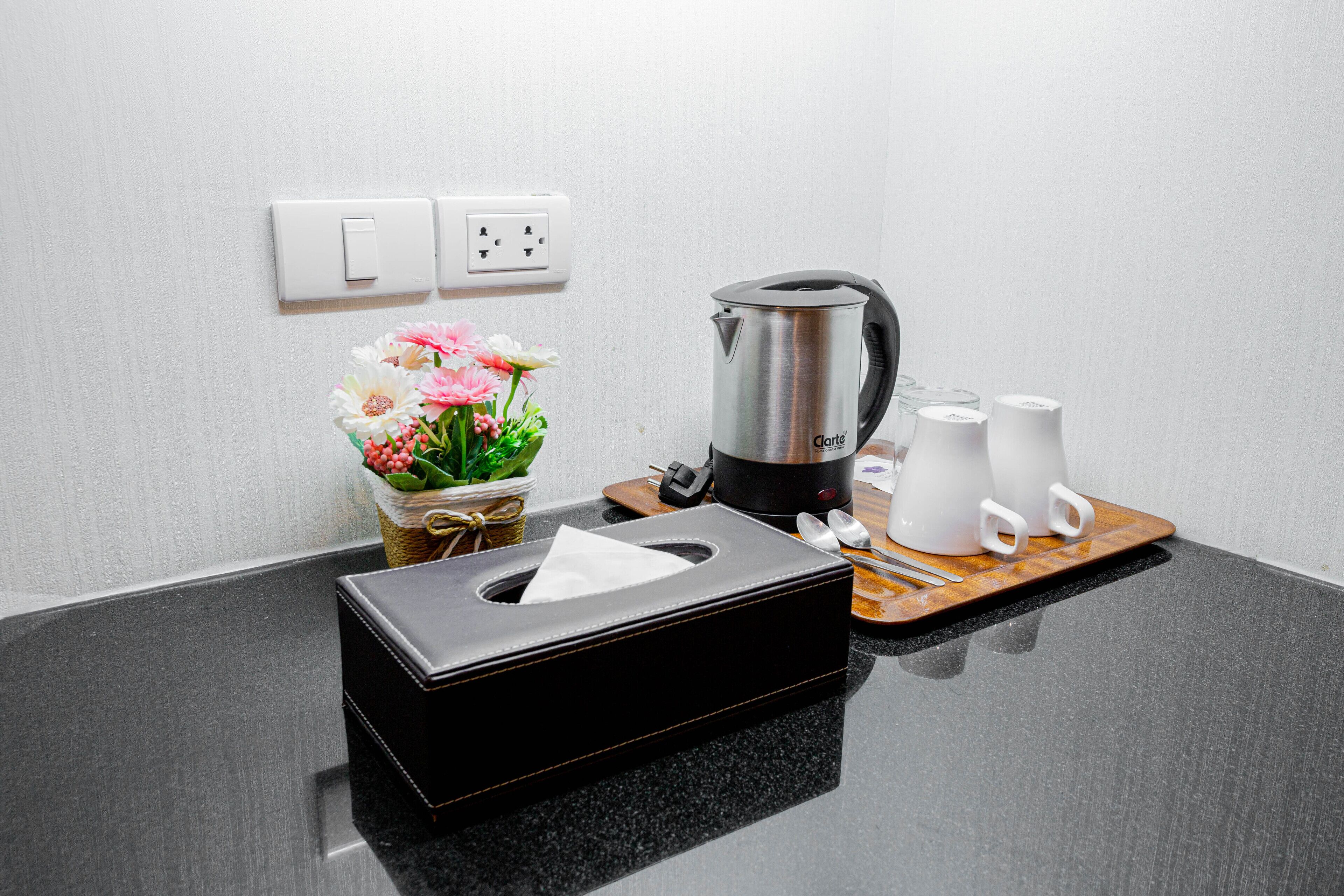 deluxe twin room, no windows | interior detail