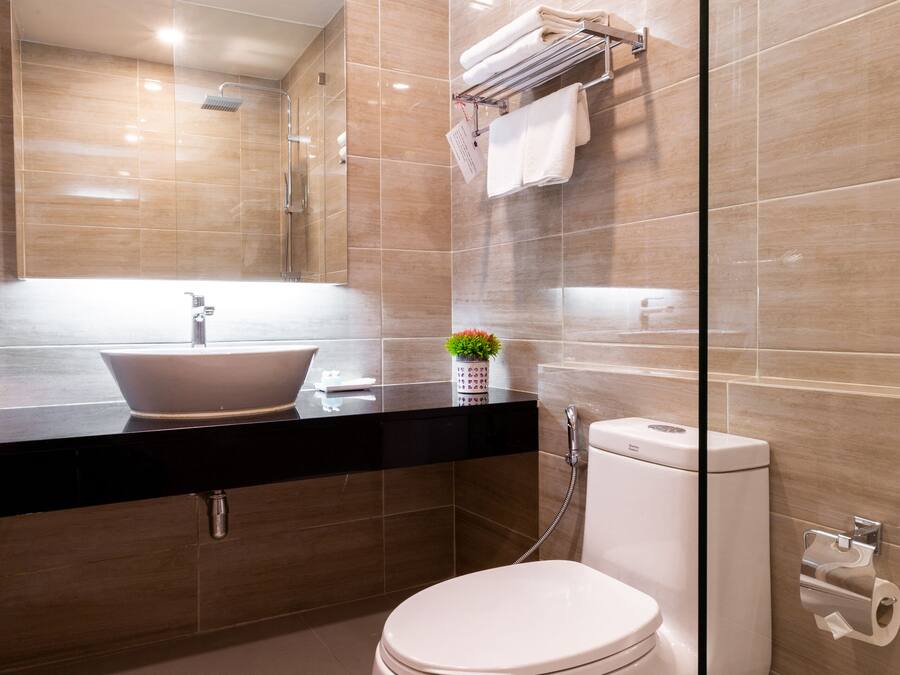 Shower, rainfall showerhead, free toiletries, hair dryer