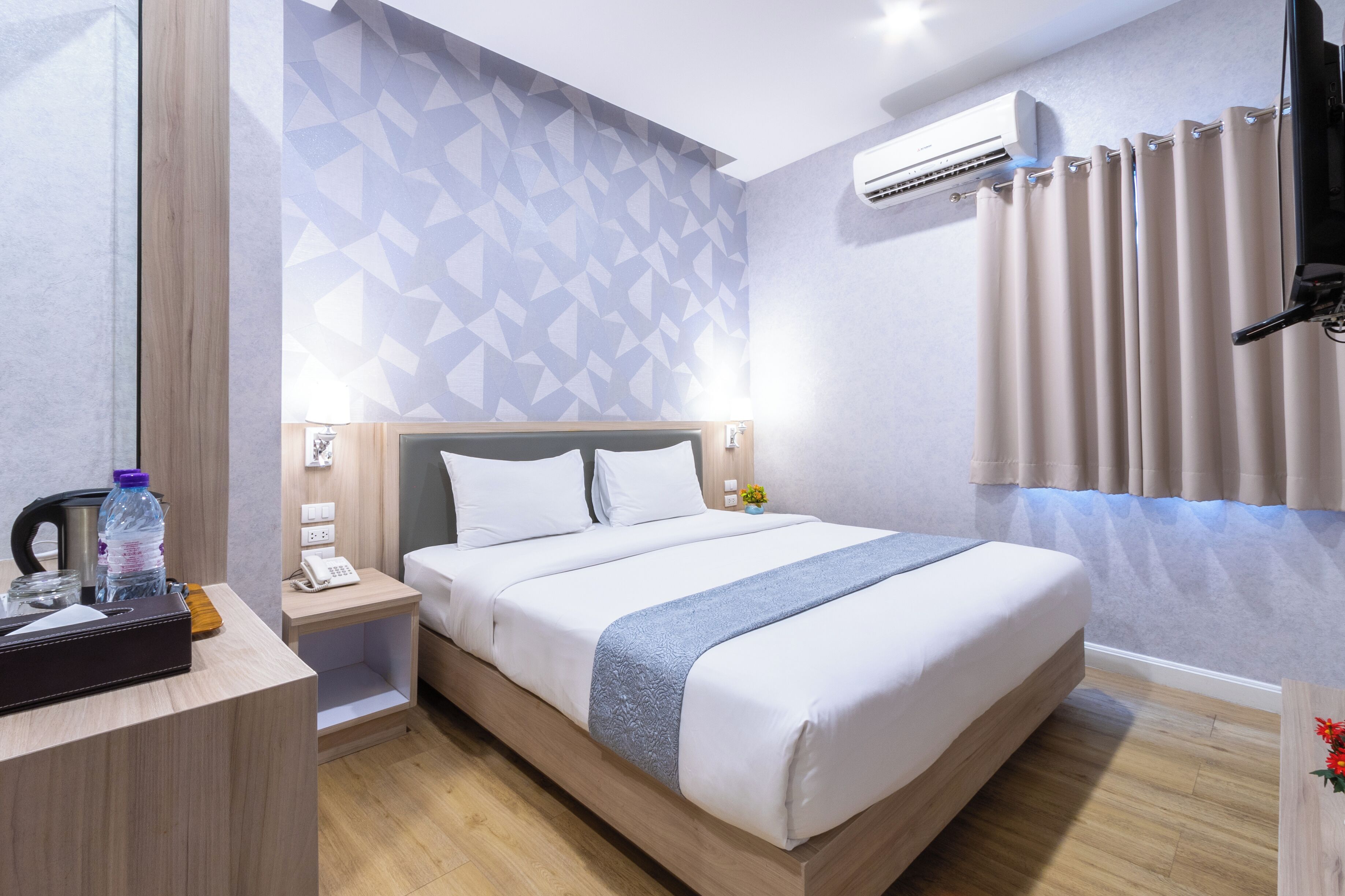 deluxe double room | in-room safe, free wifi, bed sheets