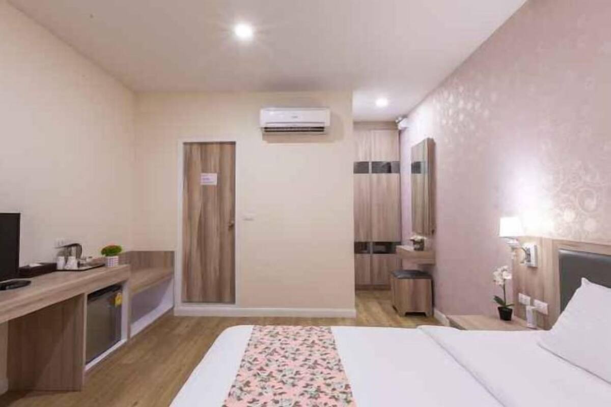 In-room safe, free WiFi, bed sheets