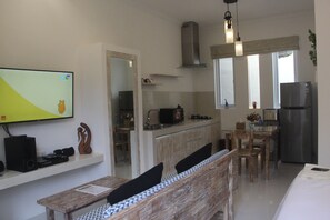Una cocina moderna con comedor, horno empotrado y refrigerador.