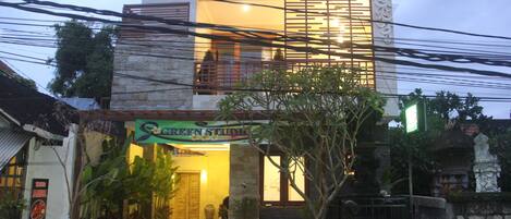 Fassade der Unterkunft – Abend/Nacht