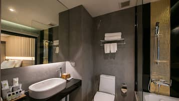 Un baño moderno con un lavamanos grande, inodoro y ducha.