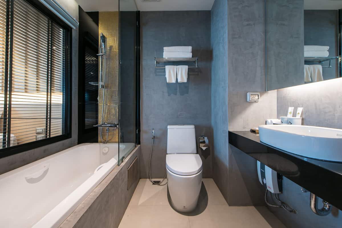 hug garden twin room | bathroom | free toiletries, hair dryer, bidet, towels