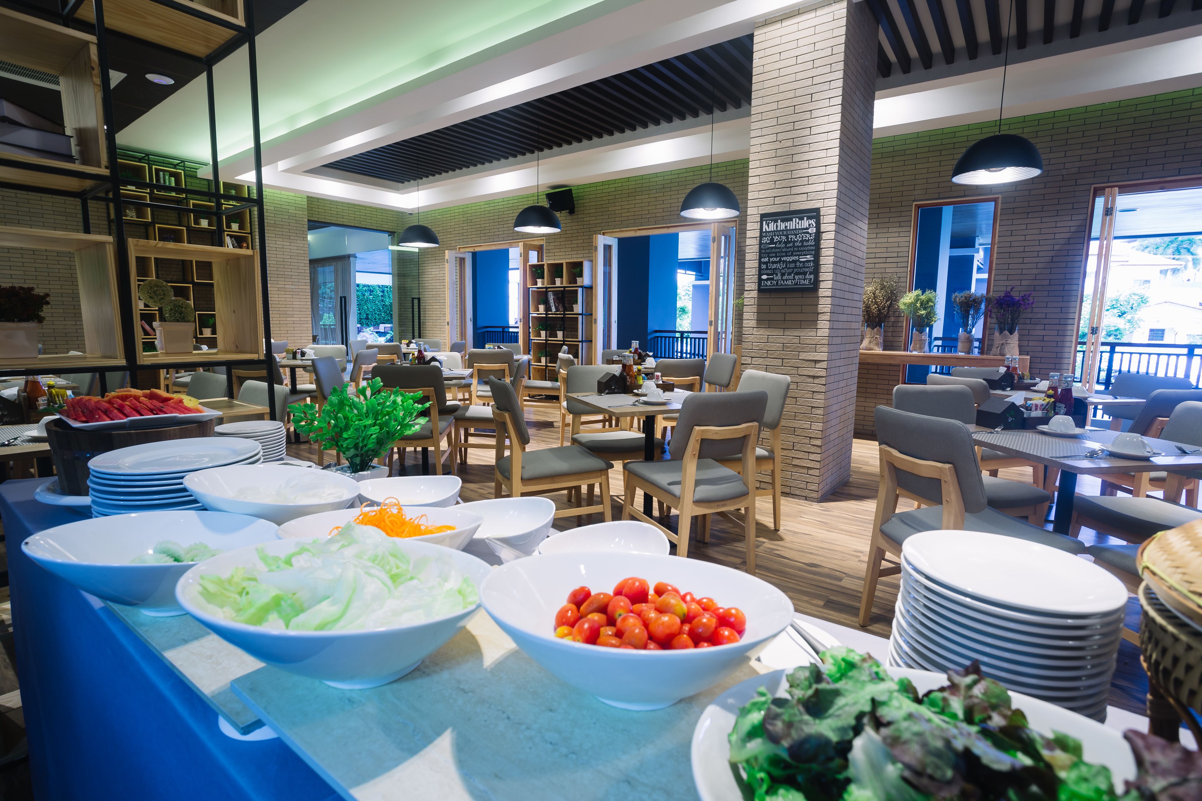 daily buffet breakfast (thb 250 per person)