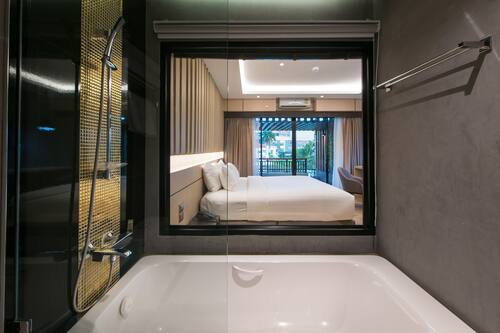 Deep-soaking bathtub