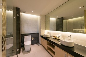 Hug Suite | Baño | Amenidades de baño gratuitas, secadora de cabello, bidet, toallas 