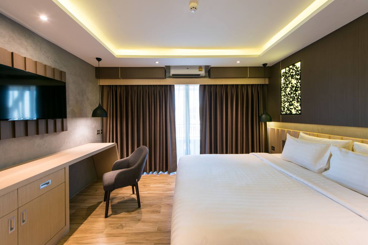 Hug Deluxe Double Room | In-room safe, desk, blackout drapes, iron/ironing board (on request)