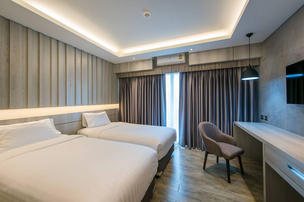 Hug Standard Twin Room | In-room safe, desk, blackout drapes, iron/ironing board (on request)