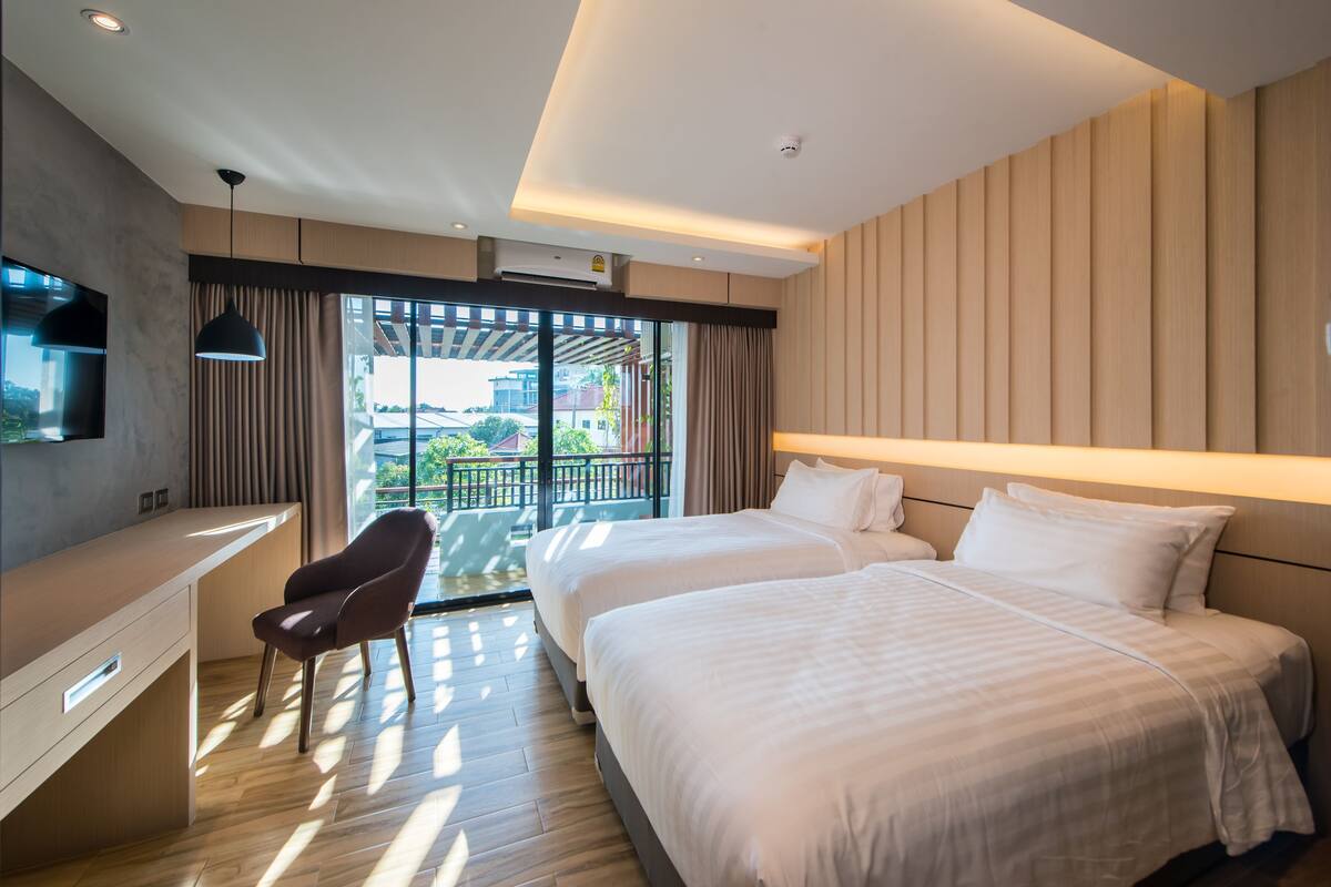 Hug Garden Twin Room | In-room safe, desk, blackout drapes, iron/ironing board (on request)