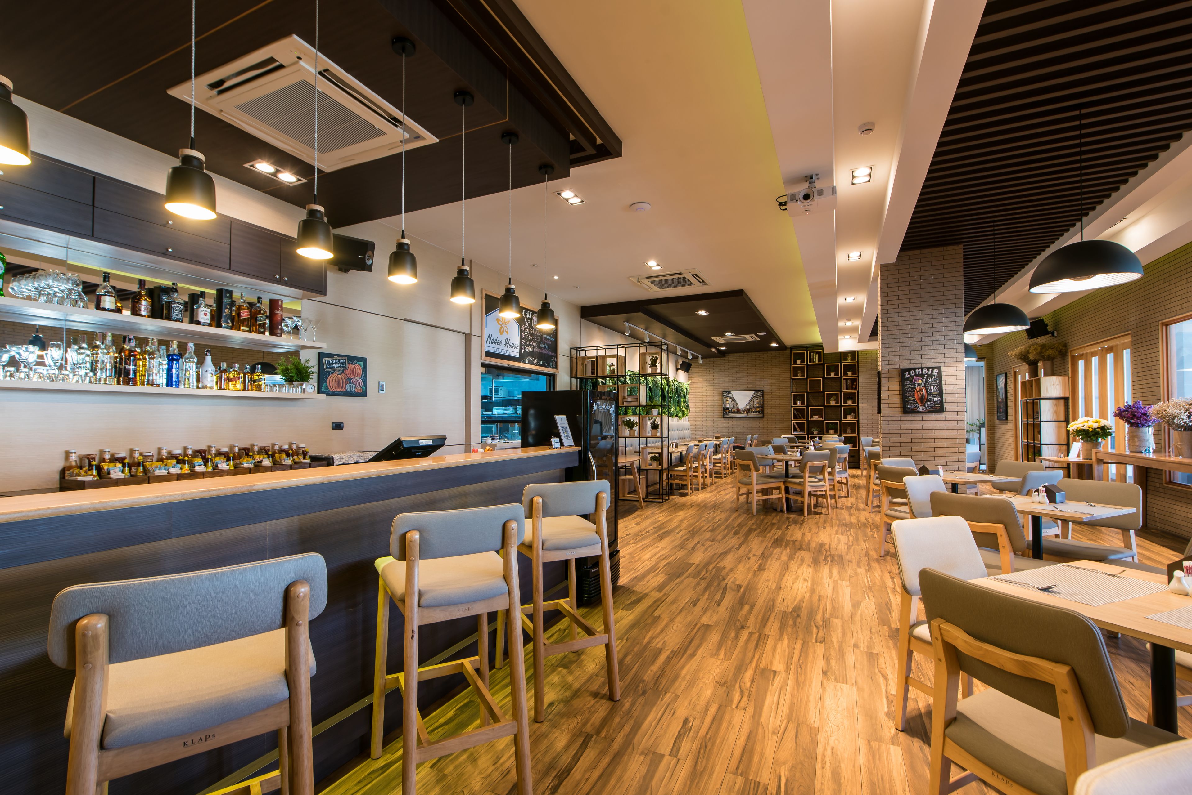 breakfast, lunch, dinner served; international cuisine