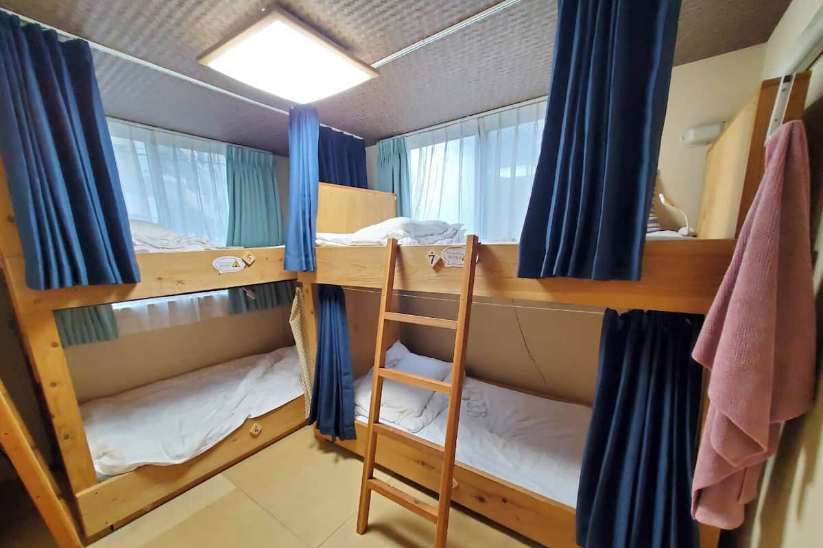 Dormitorio compartido básico, solo para hombres | Edredones de plumas, wifi gratis, ropa de cama