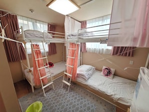 Dortoir Partagé, femmes uniquement | Couette en duvet d'oie, Wi-Fi gratuit, draps fournis