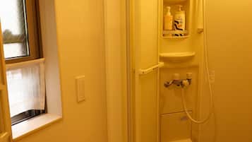 Asrama Umum Basic, hanya perempuan | Kamar mandi | Shower, perlengkapan mandi gratis, pengering rambut, dan sandal