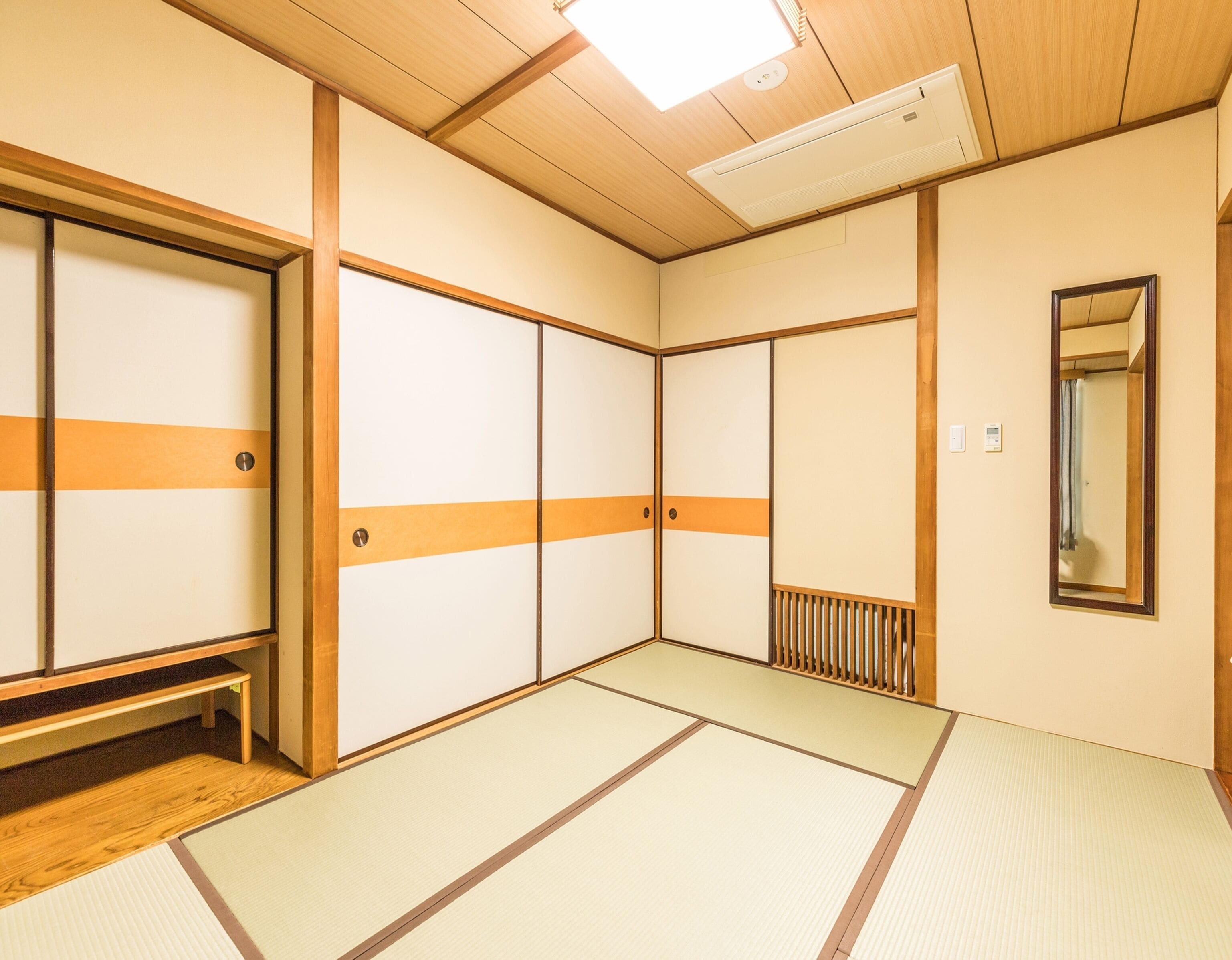 Een traditionele Japanse kamer met tatami vloeren, schuifdeuren en een ingebouwde verwarming.