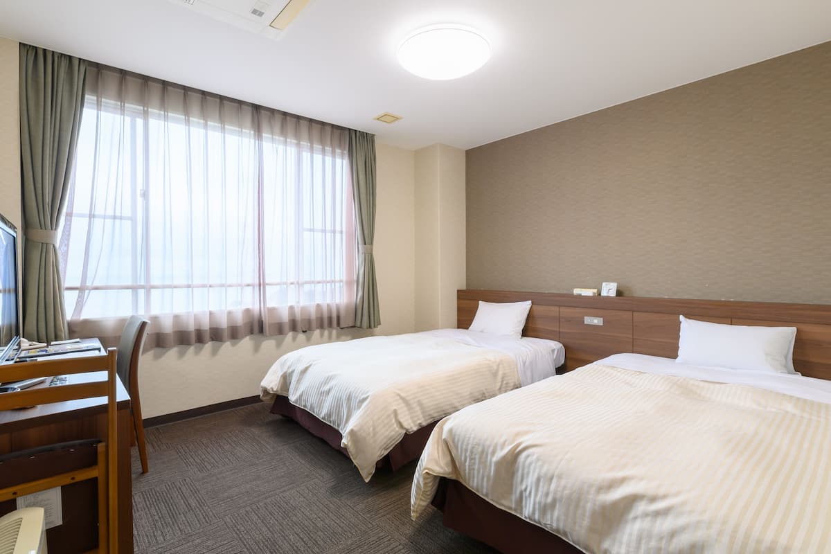 ห้องทวิน, ห้องน้ำรวม (Western) | ตู้นิรภัยในห้องพัก, Wi-Fi ฟรี, ผ้าปูที่นอน