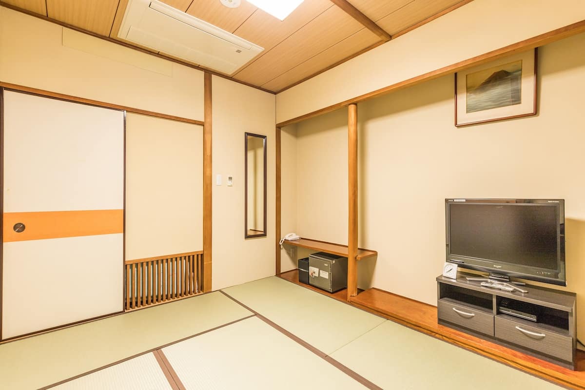 Habitación triple tradicional, baño compartido (Japanese, Triple) | Caja fuerte, wifi gratis, ropa de cama