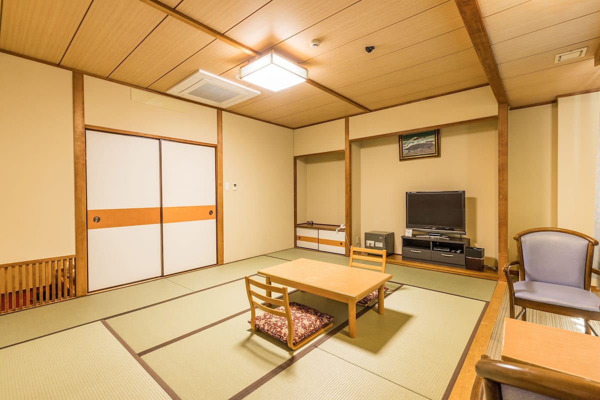 Habitación tradicional, baño compartido (Japanese, Quintuple) | Caja fuerte, wifi gratis, ropa de cama