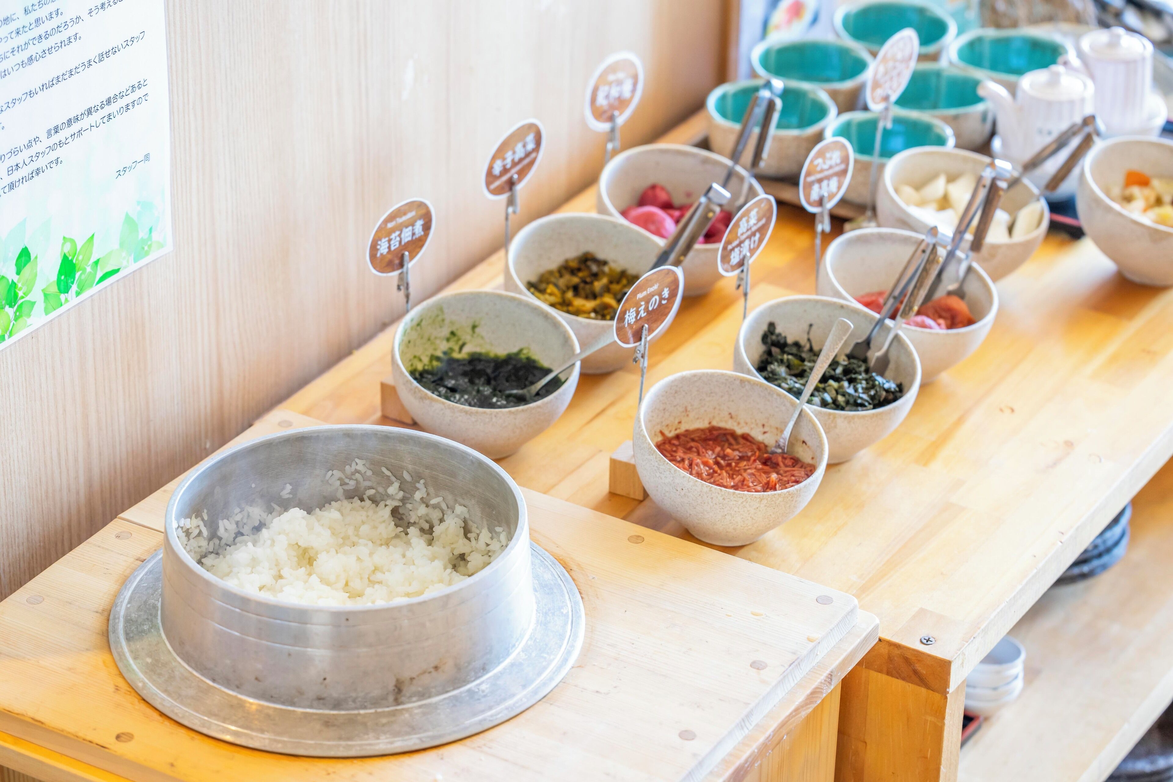 Une table de buffet avec divers plats et étiquettes.