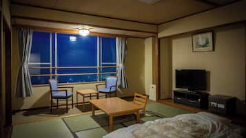 Japanese Room With Shared Washroom- Quadruple | In-room safe, free WiFi, bed sheets