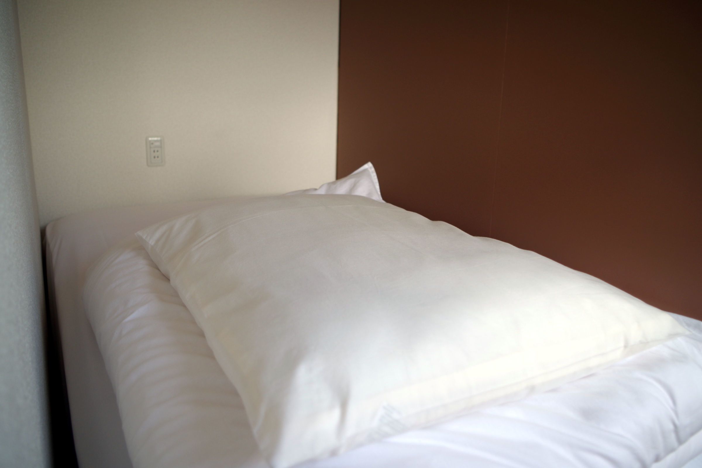 Tirai kedap cahaya, Wi-Fi gratis, dan seprai linen