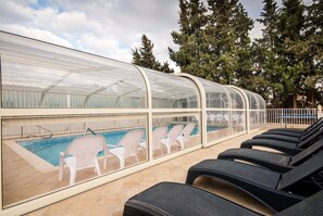 Piscine intérieure, piscine extérieure