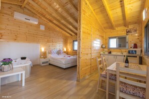 Suite romantique, baignoire à remous | Aire de séjour | Téléviseur à écran plat