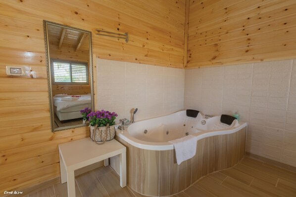 Suite romantique, baignoire Ă remous | Baignoire profonde