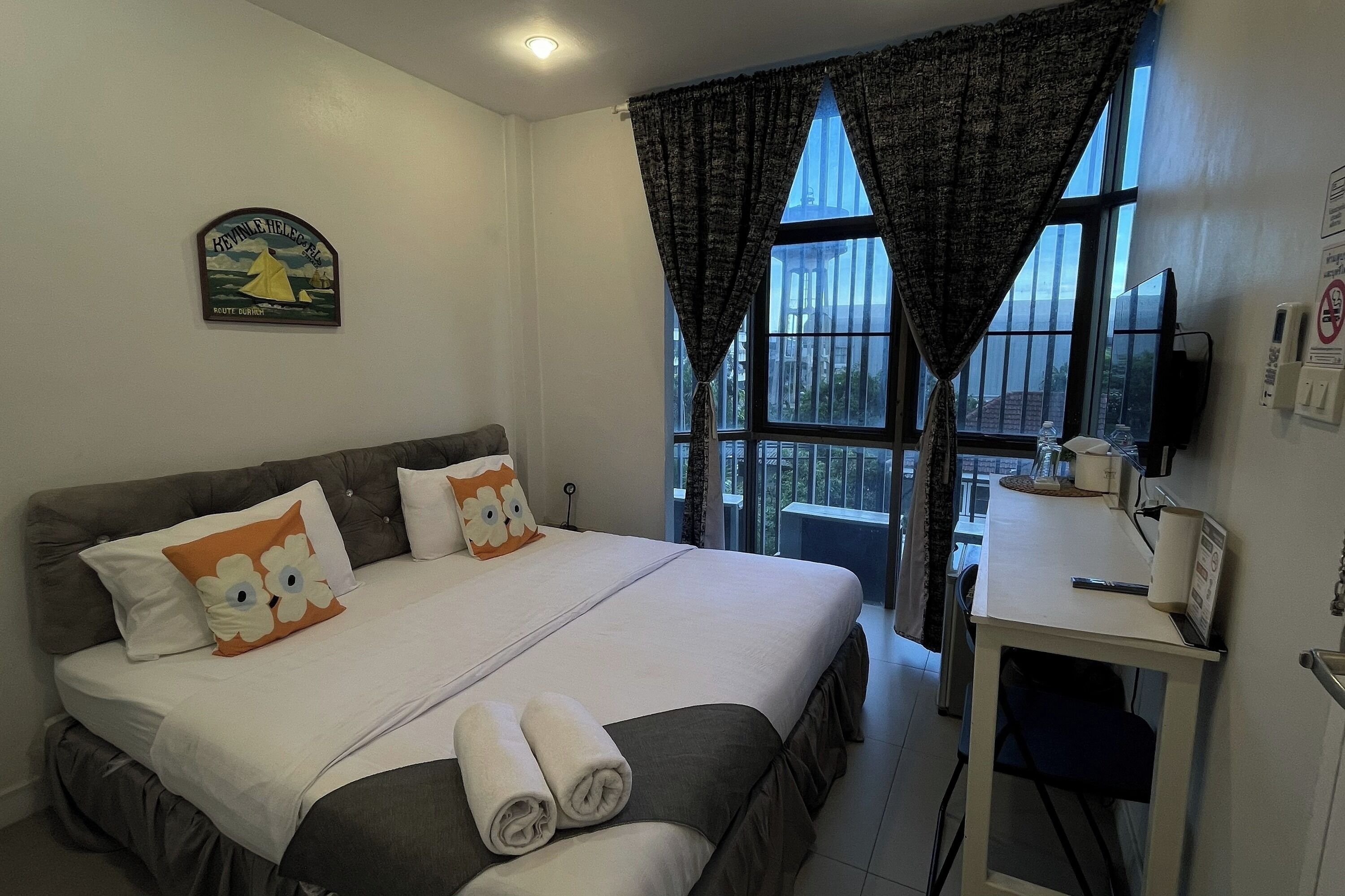 Private Studio B | Laptop workspace, free WiFi