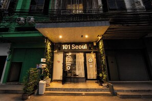 Property entrance - 101 Seoul Hostel (Bangkok)