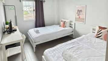 Quarto casal ou duplo, para não fumantes, no canto | Espaço de trabalho para notebook, Wi-Fi de cortesia