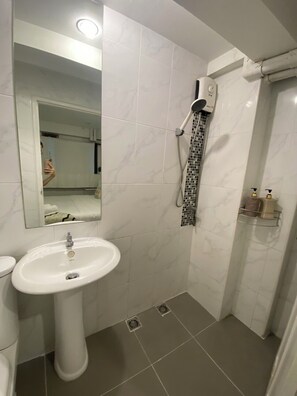 Double or Twin Room, Non Smoking, Corner | Bathroom | Shower, rainfall showerhead, free toiletries, hair dryer - 101 Seoul Hostel (Bangkok)