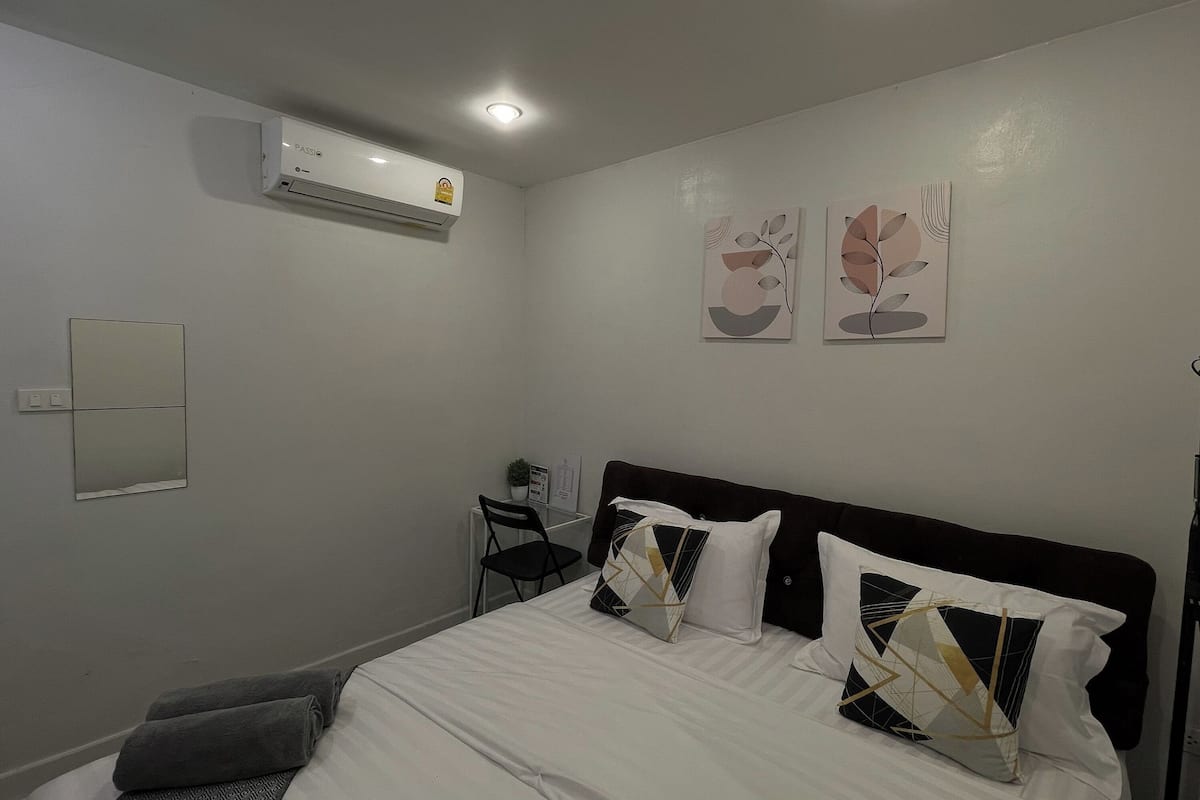 Private Studio A (No Window) | 욕실 | 샤워 시설, 레인폴 샤워기, 무료 세면용품, 헤어드라이어