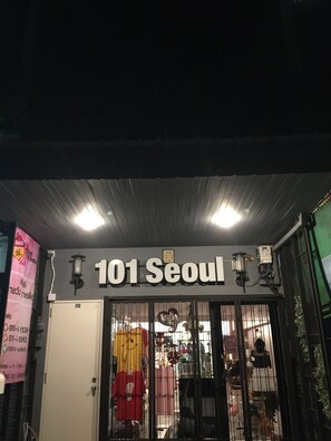 Property entrance - 101 Seoul Hostel (Bangkok)