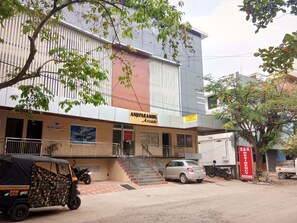 Vista frontal de la propiedad