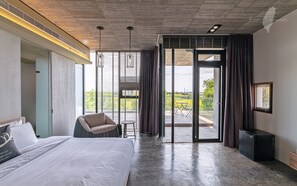 Habitación doble Deluxe | Ropa de cama de alta calidad, muebles diferentes y escritorio 