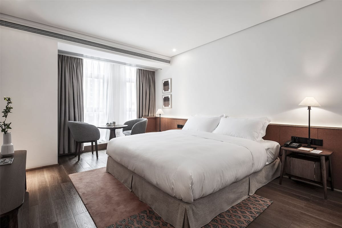 Chambre Double Confort | Literie de qualité supérieure, coffres-forts dans les chambres, bureau