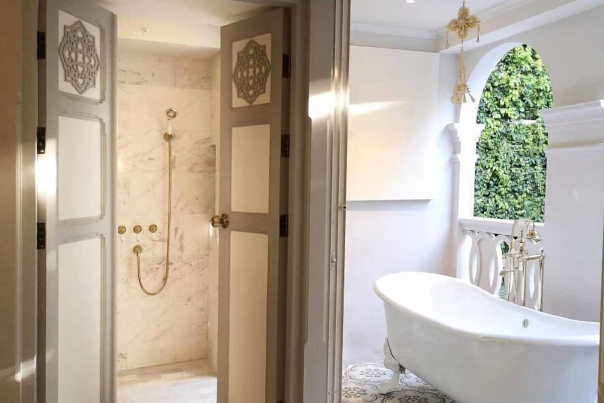 separate bathtub and shower, deep-soaking bathtub, rainfall showerhead