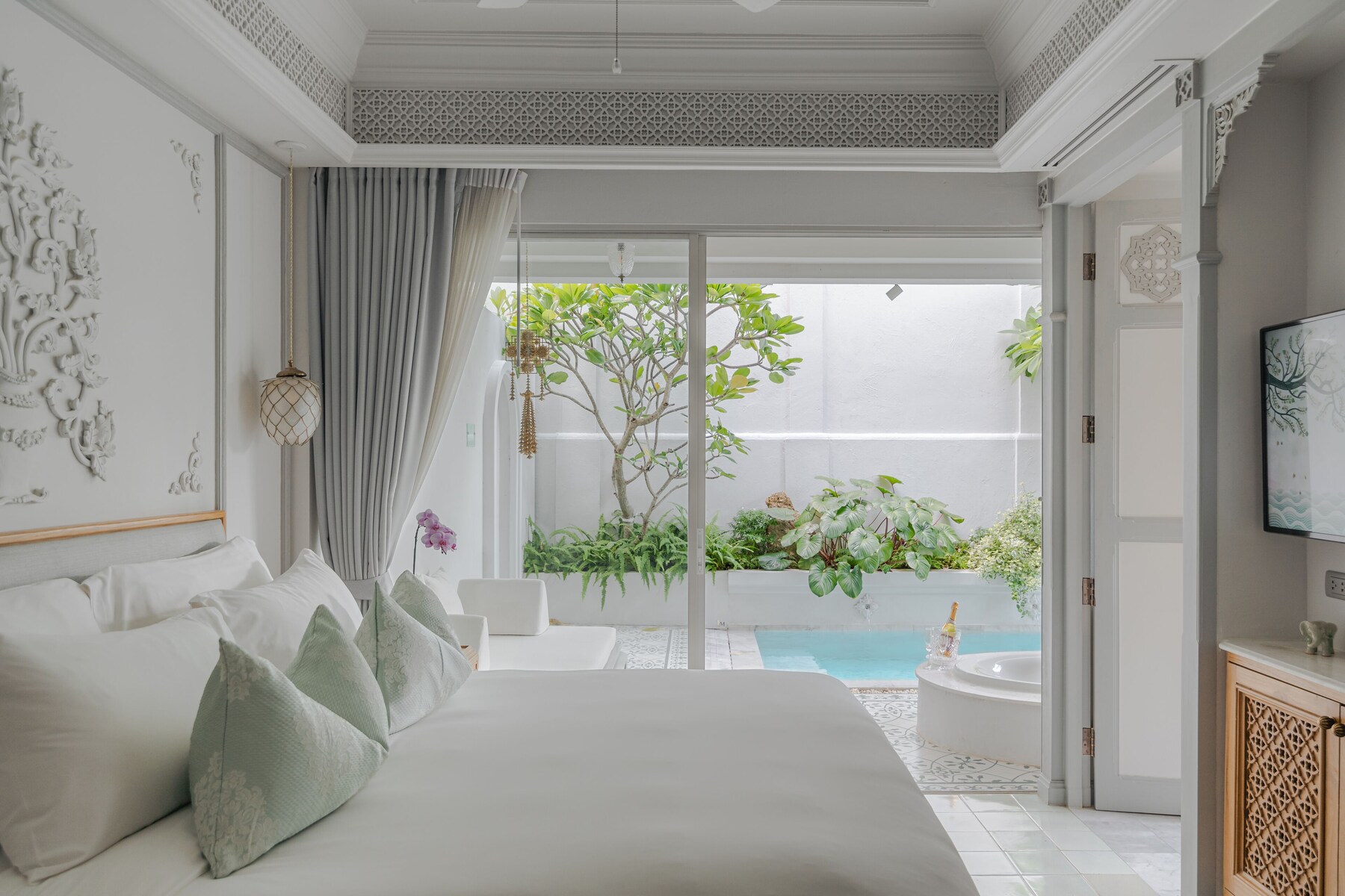 The Corner Pool Suite | Premium bedding, minibar (free items), in-room safe, blackout drapes