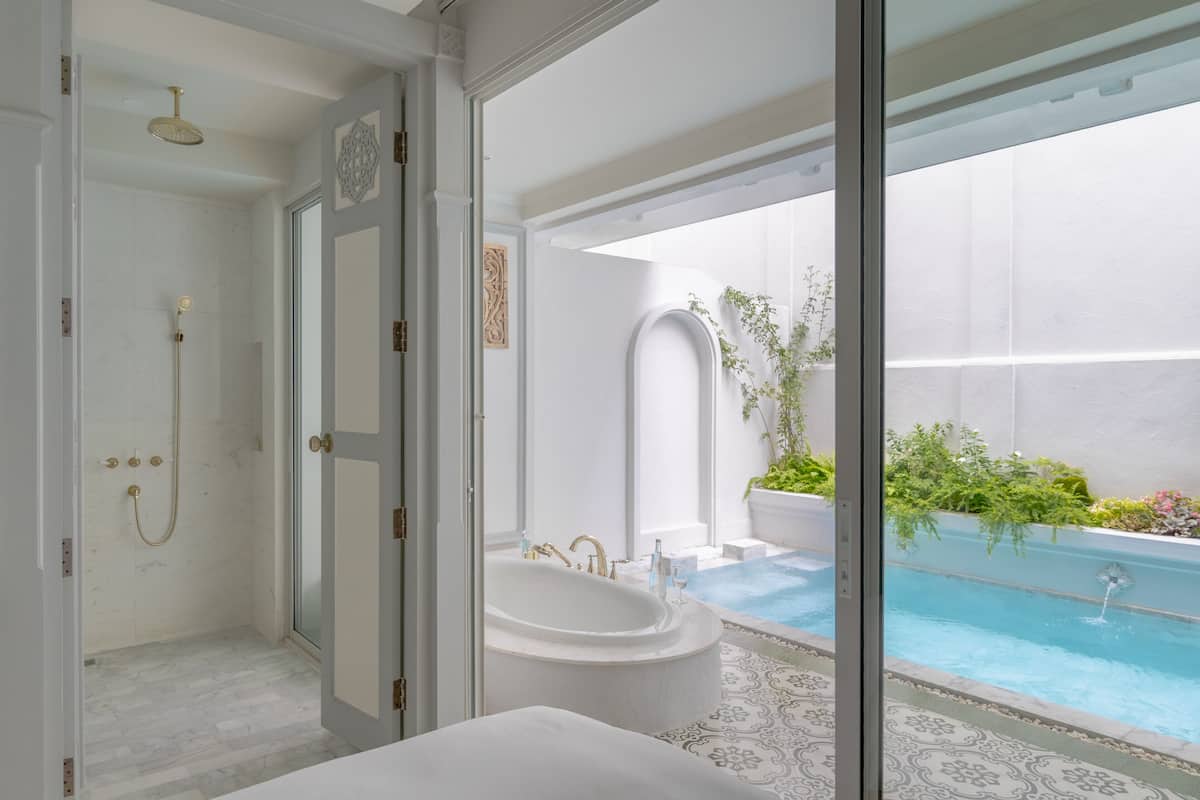 separate bathtub and shower, deep-soaking bathtub, rainfall showerhead