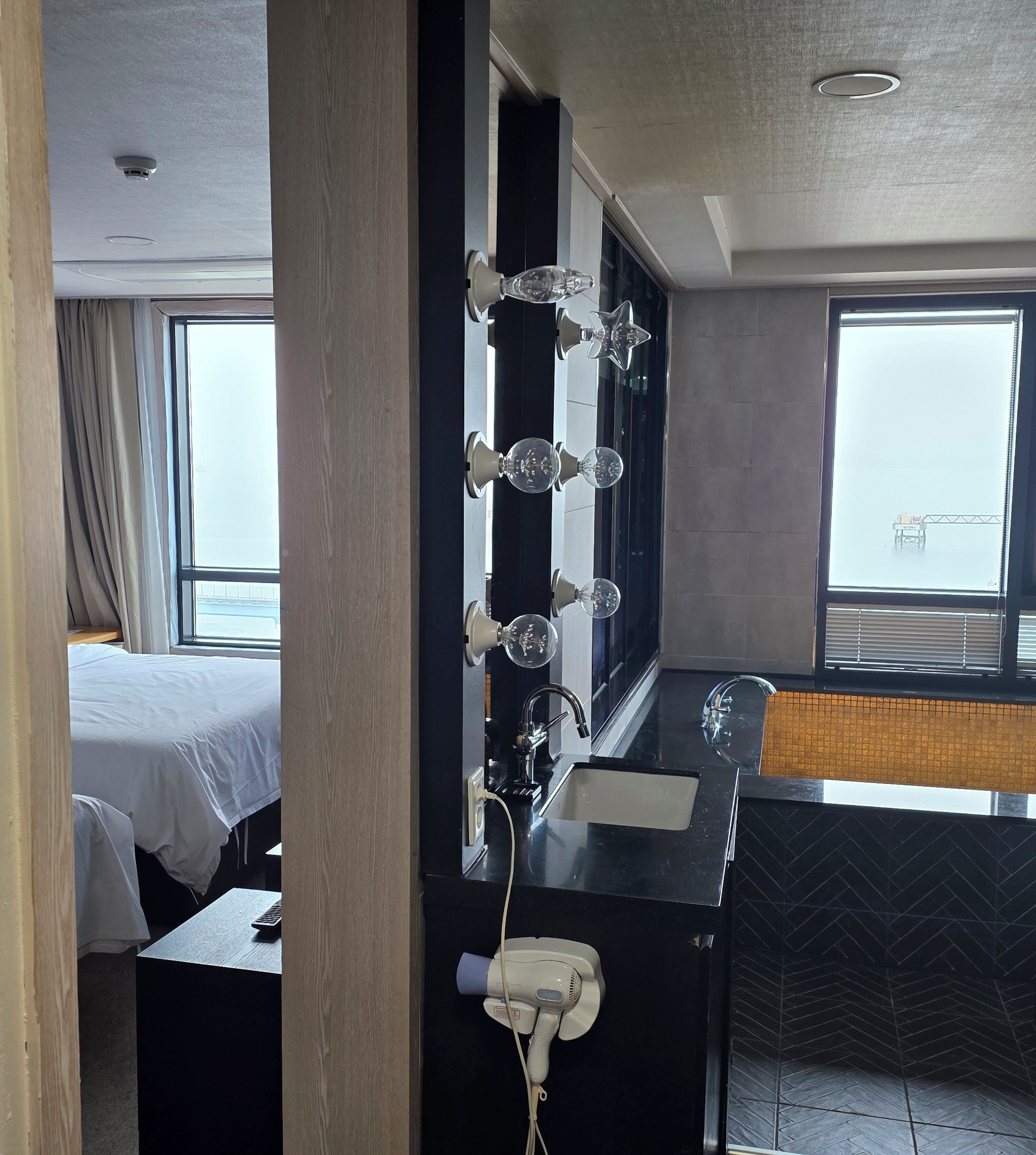 جناح إستديو | حمام | مستلزمات مجانية للعناية الشخصية، مجففات شعر، برانس (أردية) حمّام