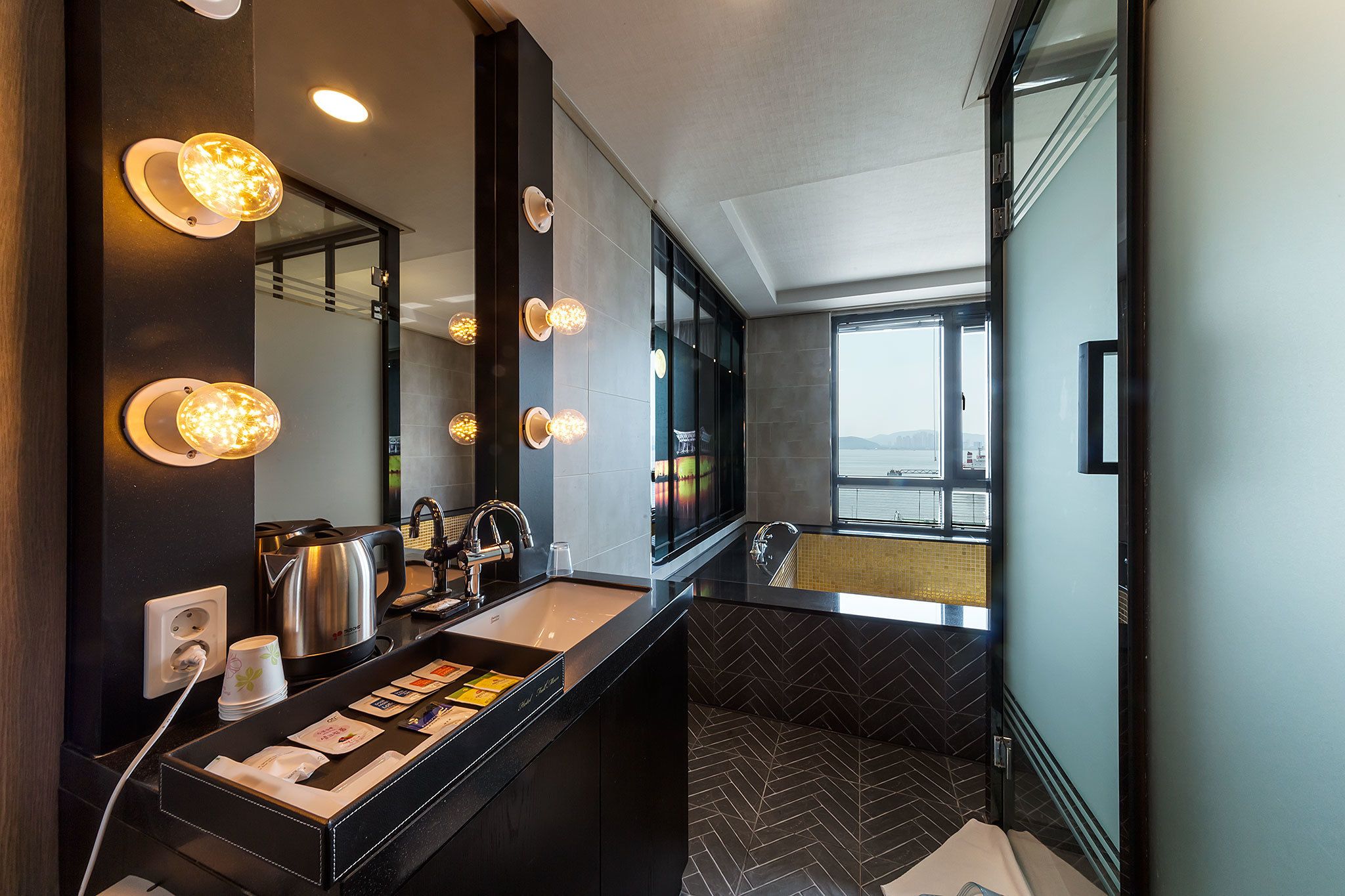 Suite Royal, 1 habitación | Lavabo en el baño