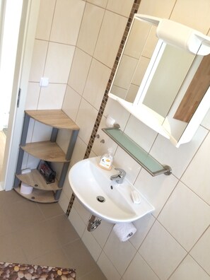 Apartment ( TW1 ) | Bathroom | Shower, hair dryer, towels