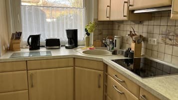 Apartment ( ES ) | Private kitchen | Full-sized fridge, microwave, oven, stovetop