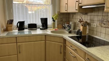 Apartment ( ES ) | Private kitchen | Full-size fridge, microwave, oven, stovetop