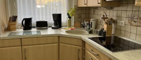 Refrigerador con freezer, microondas, horno, placa de cocina